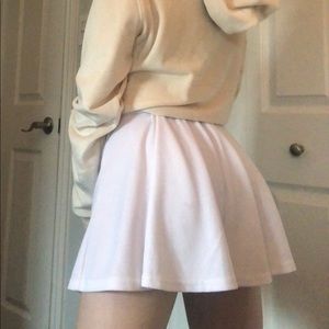 Small white good quality mini skirt > SMALL